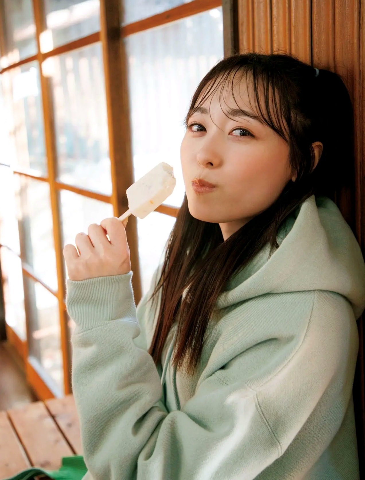 福原遥《gift》写真:日系清新治愈系户外草地泳池美照