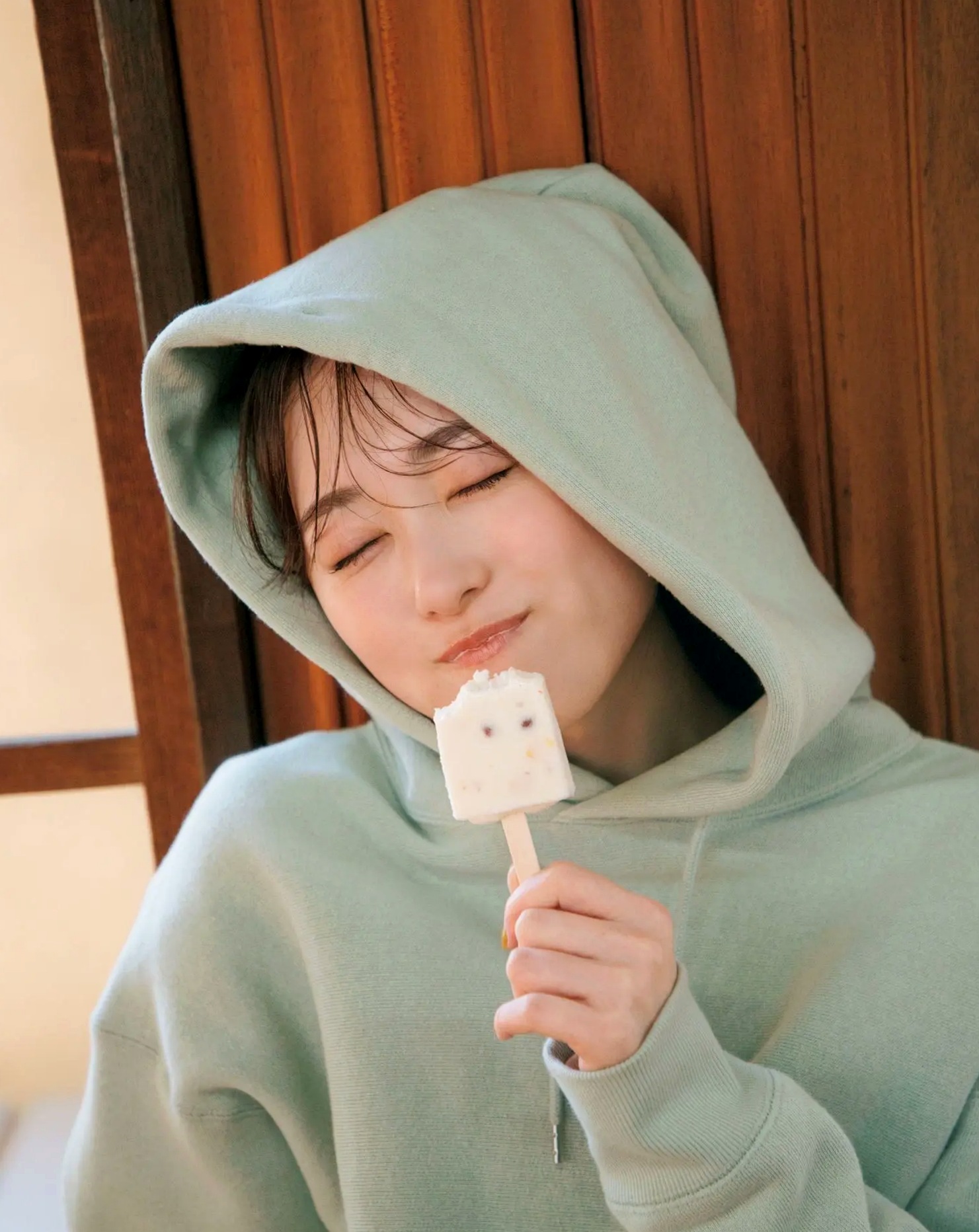 福原遥《gift》写真:日系清新治愈系户外草地泳池美照