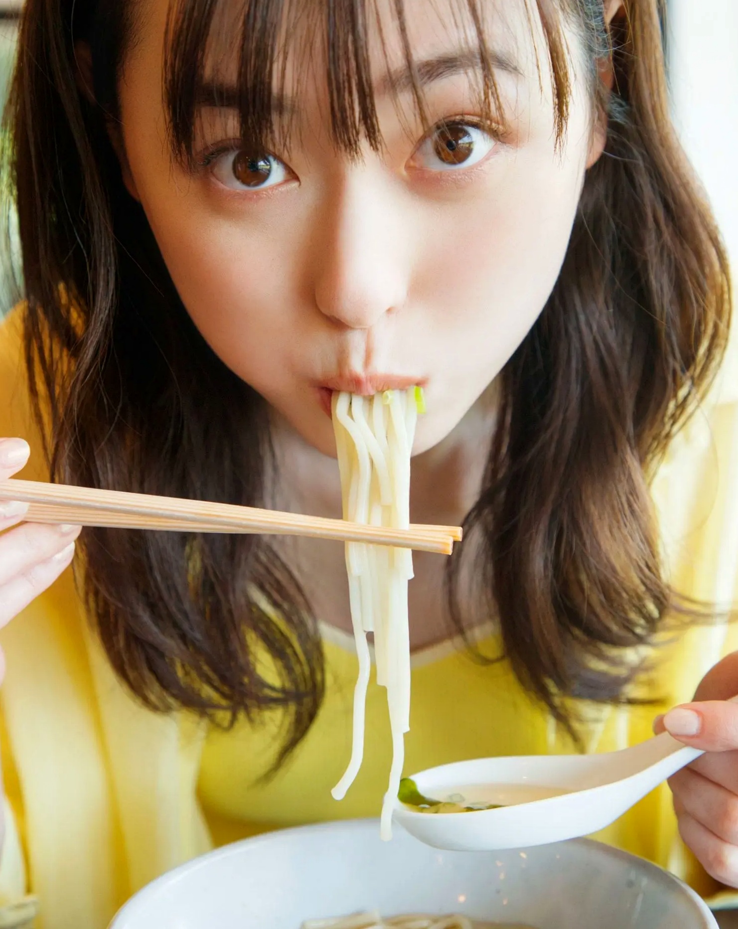 福原遥《gift》写真:日系清新治愈系户外草地泳池美照