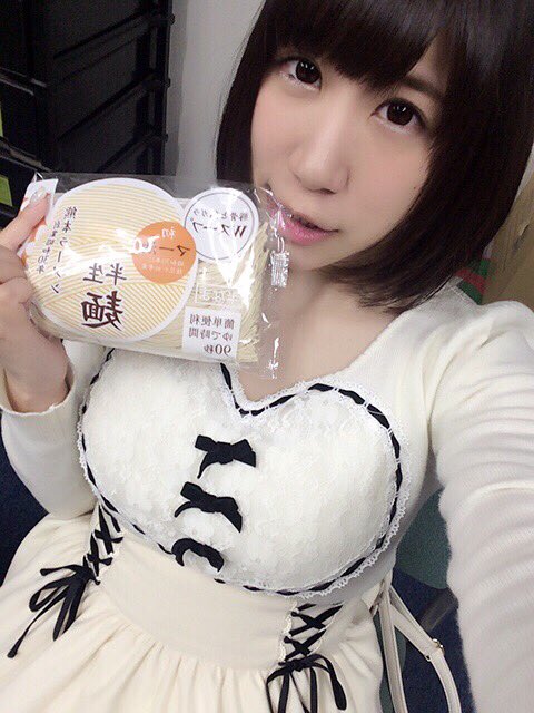 小野早稀 巨乳声优俏皮私房照诱惑写真图