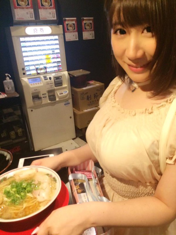 小野早稀 巨乳声优俏皮私房照诱惑写真图
