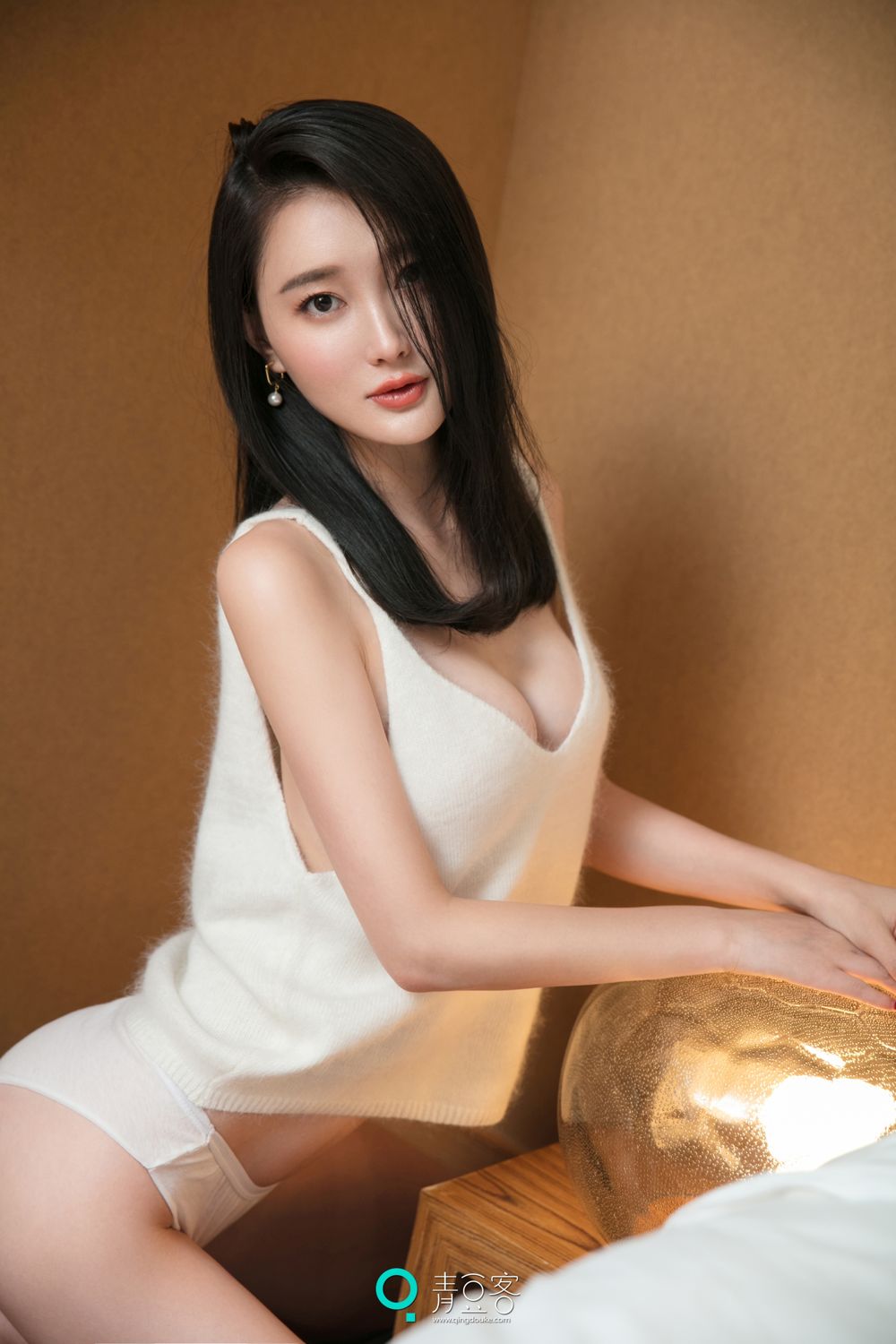 青豆美女潇同学 粉色鱼鳞吊带