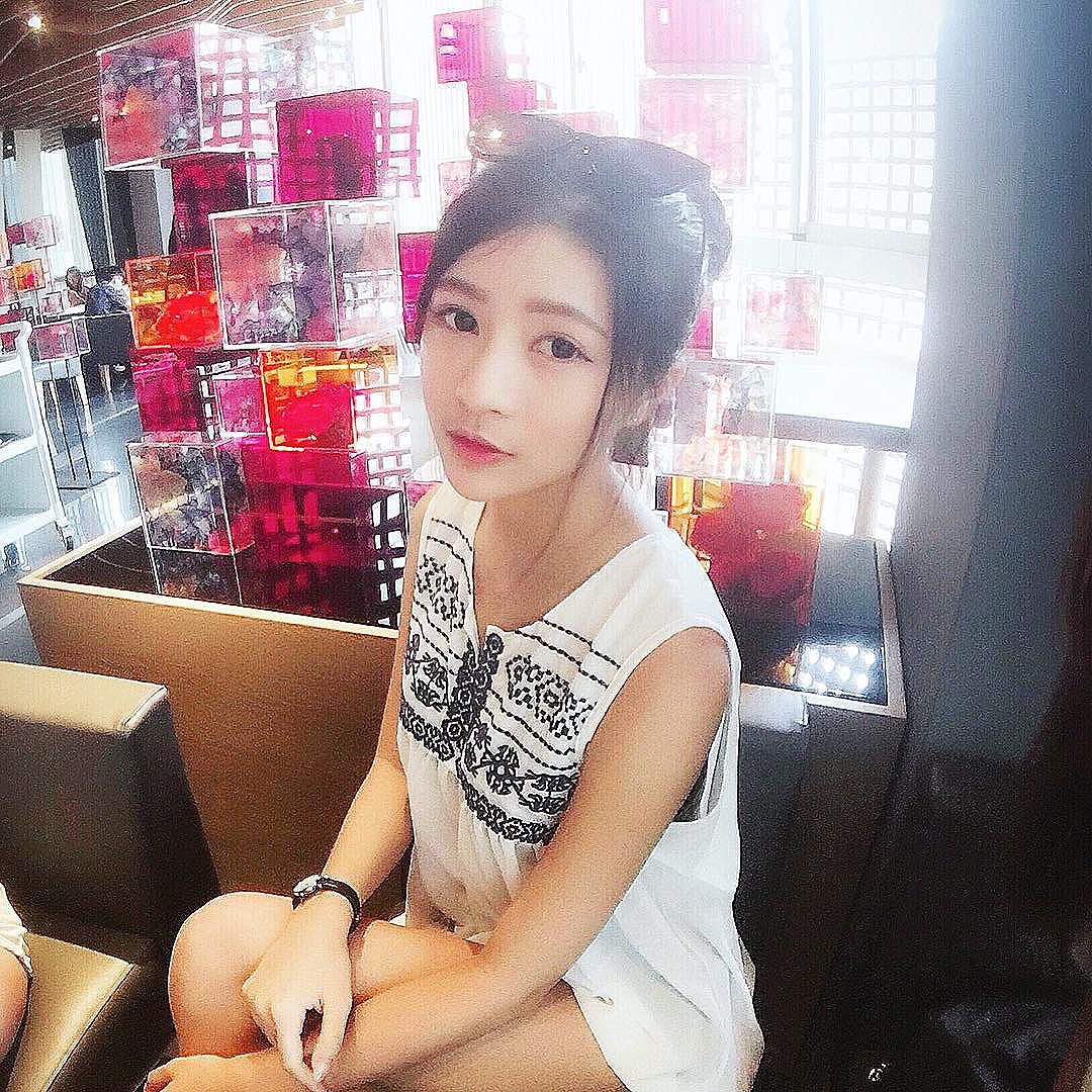 Momo毛毛 甜美气质柜姐私房美照