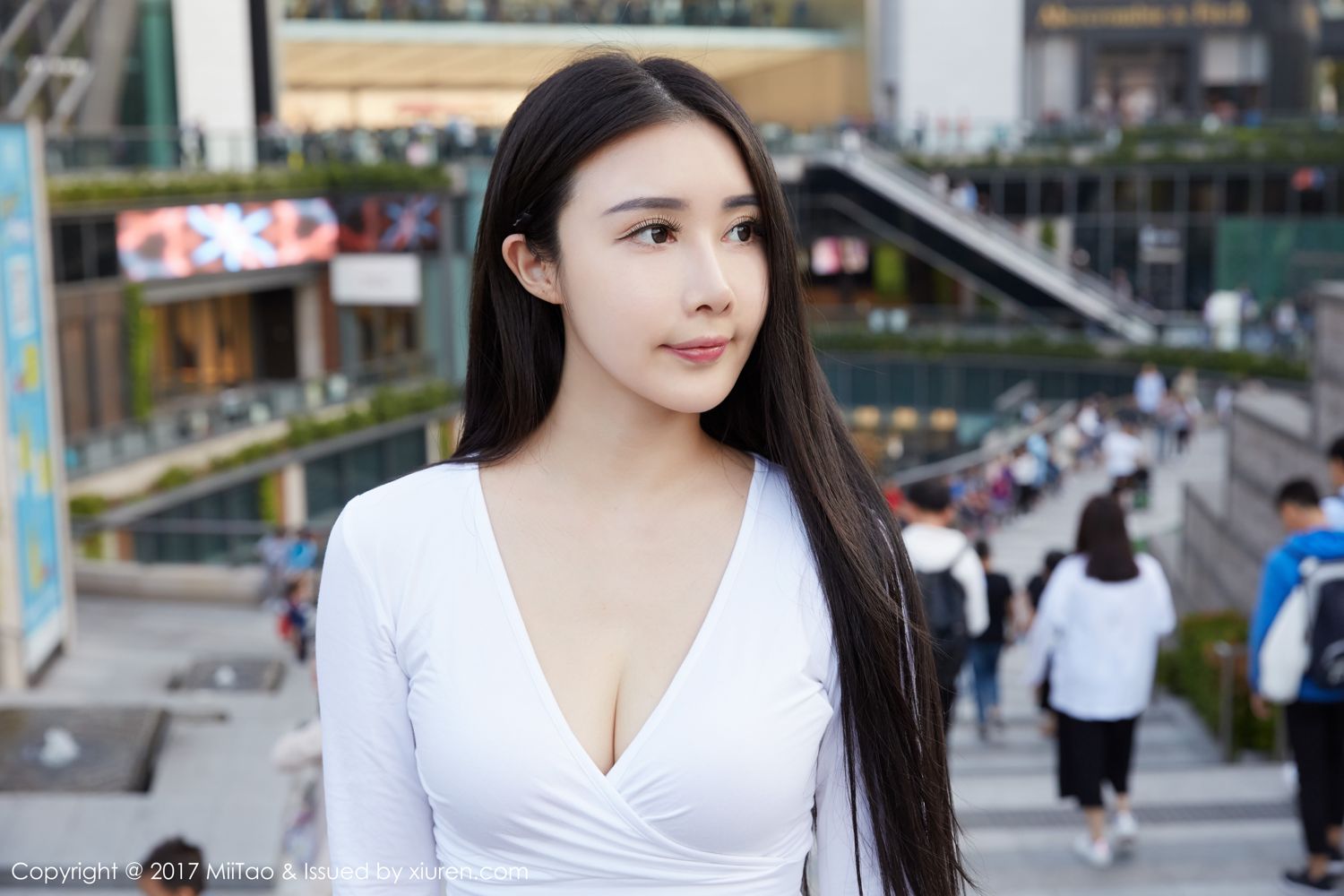 萱萱Cecilia回归 女神街拍范儿十足