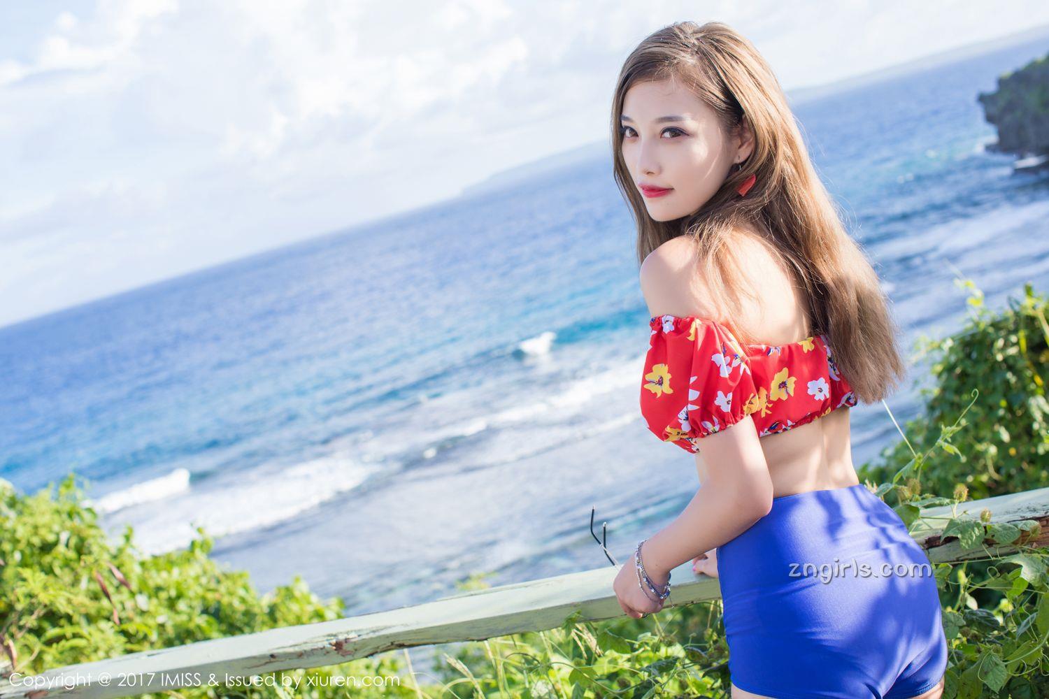 香车美人杨晨晨 红装蓝裤大秀美腿