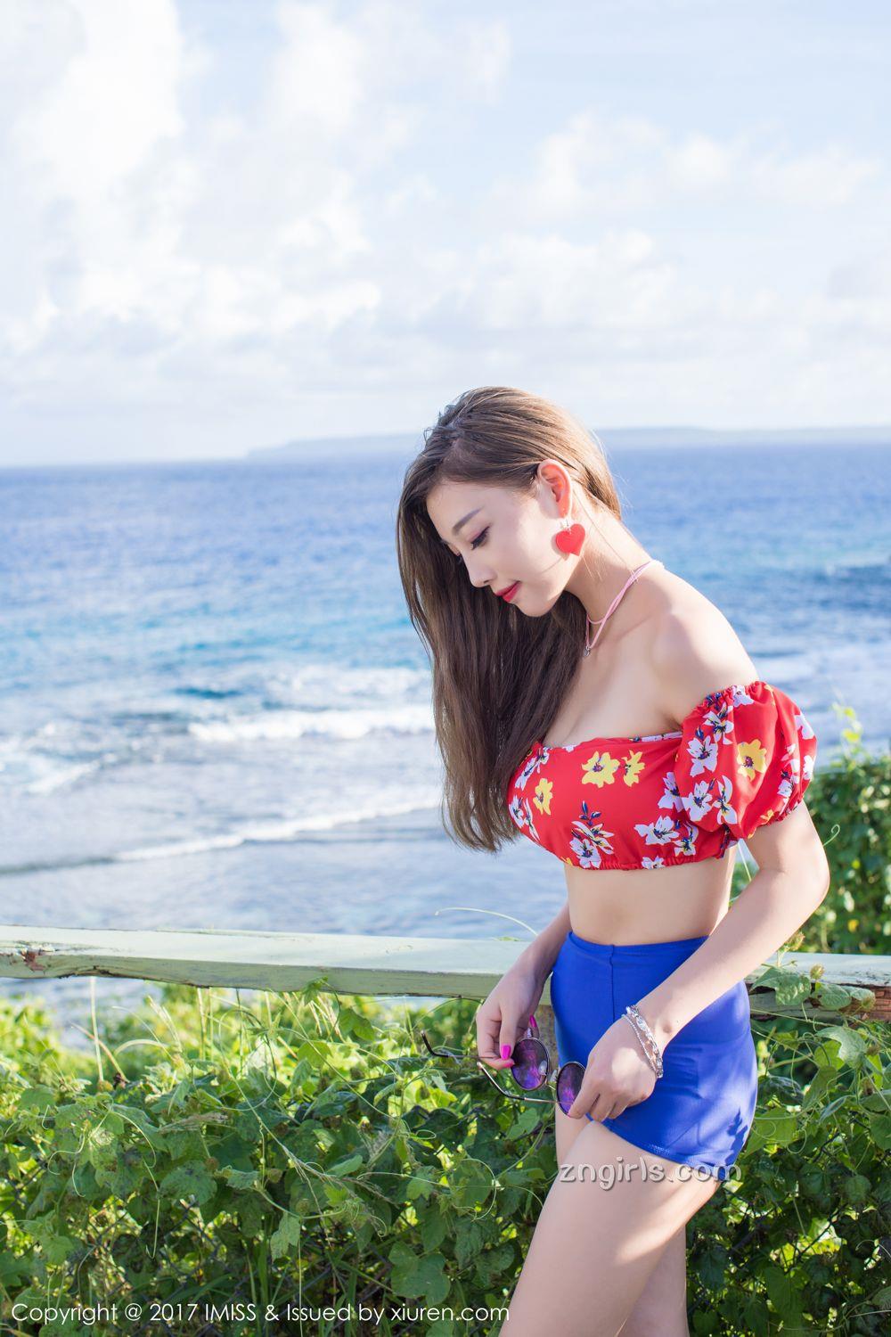 香车美人杨晨晨 红装蓝裤大秀美腿