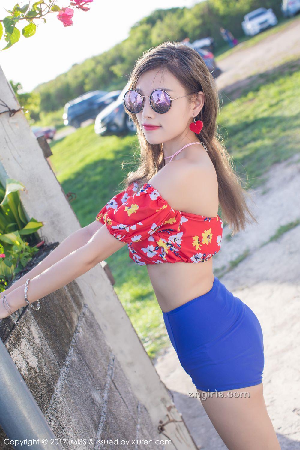 香车美人杨晨晨 红装蓝裤大秀美腿