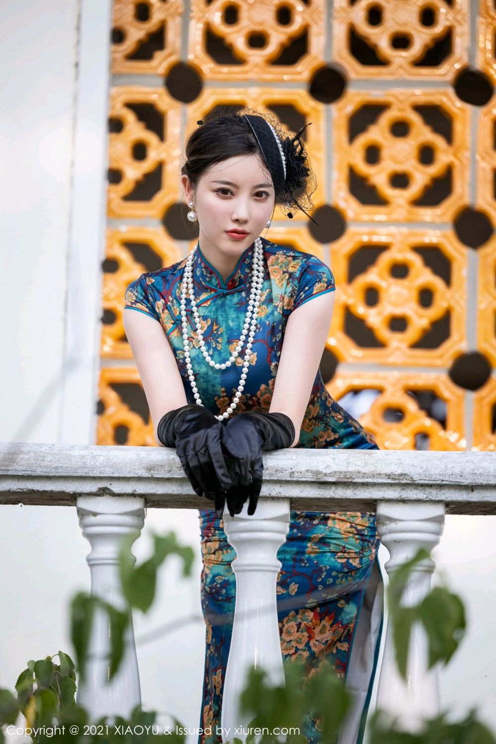 杨晨晨国庆献礼 典雅韵味旗袍裹身