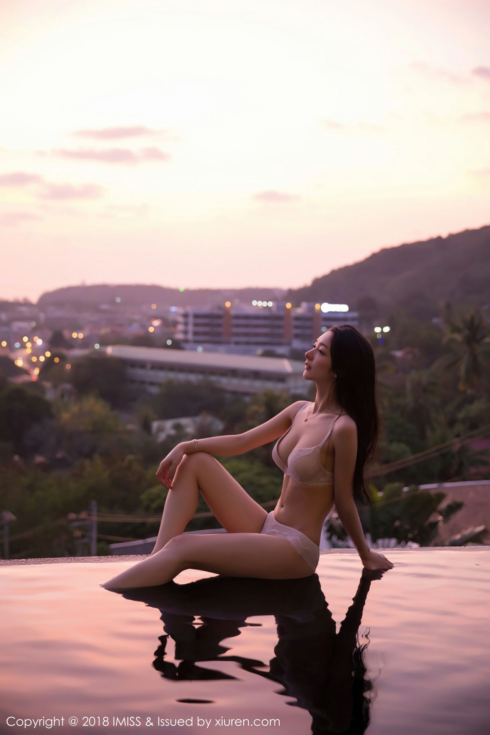 新晋女神小热巴 最迷人的性感腰线