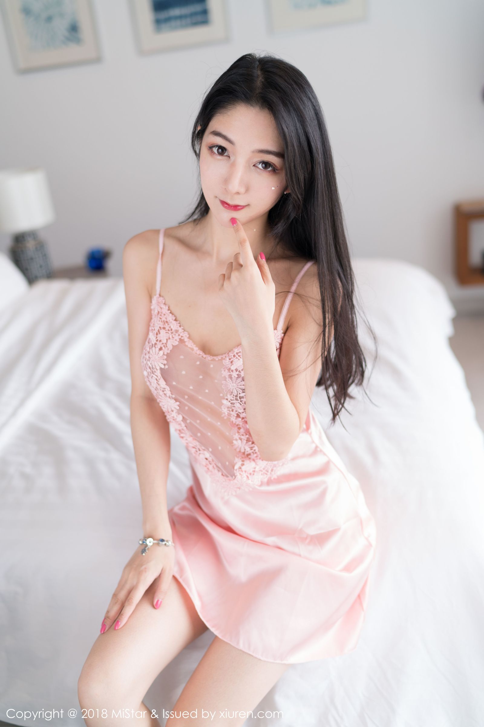 旅拍女神小热巴 镂空吊裙室外湿身