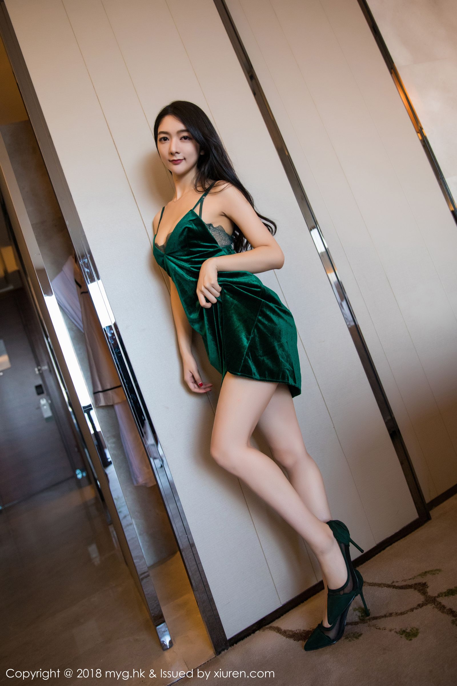 女神Angela小热巴 青色吊裙修长美腿