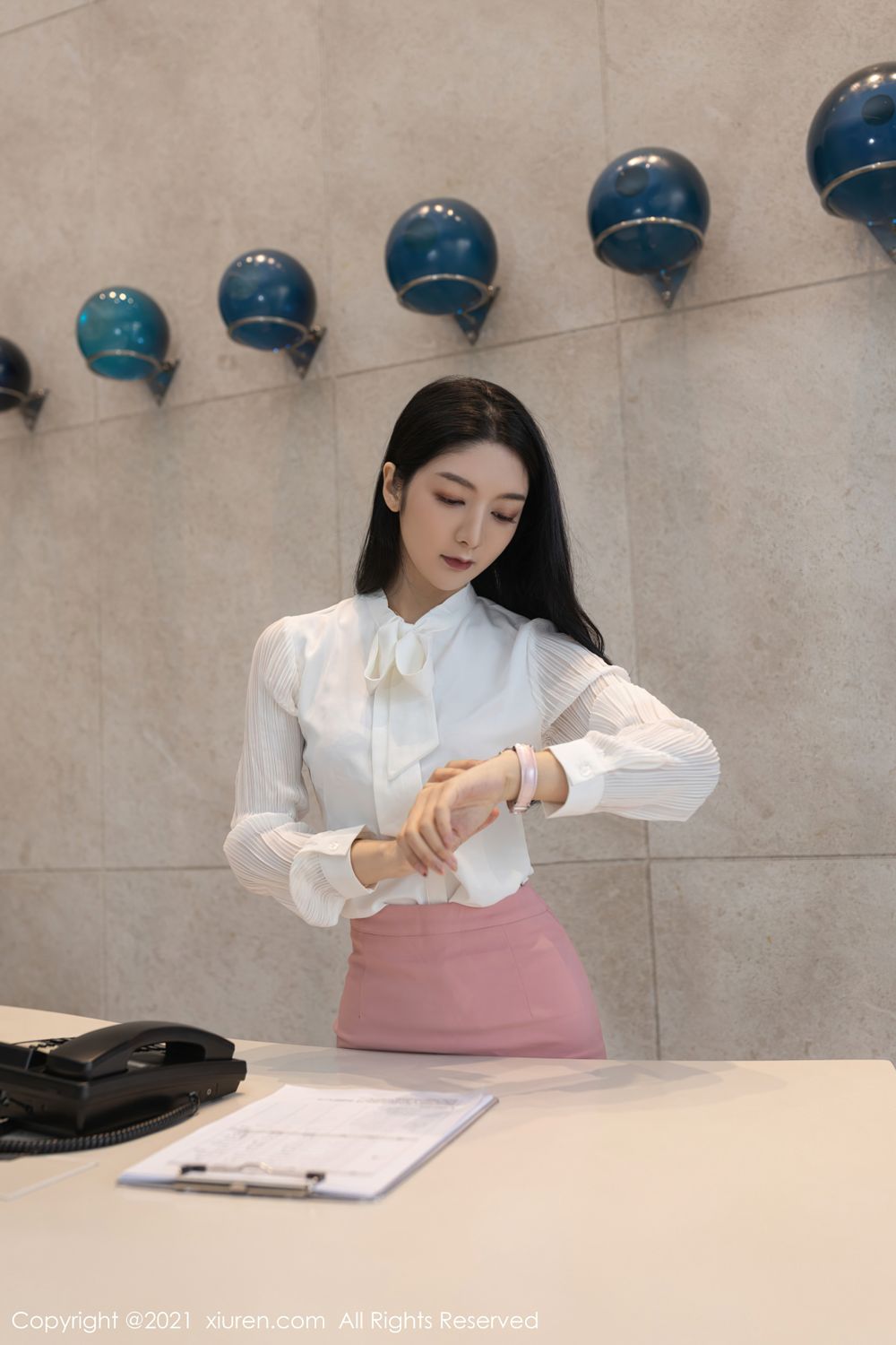 前进小姐姐小热巴 粉色细腻的职业装