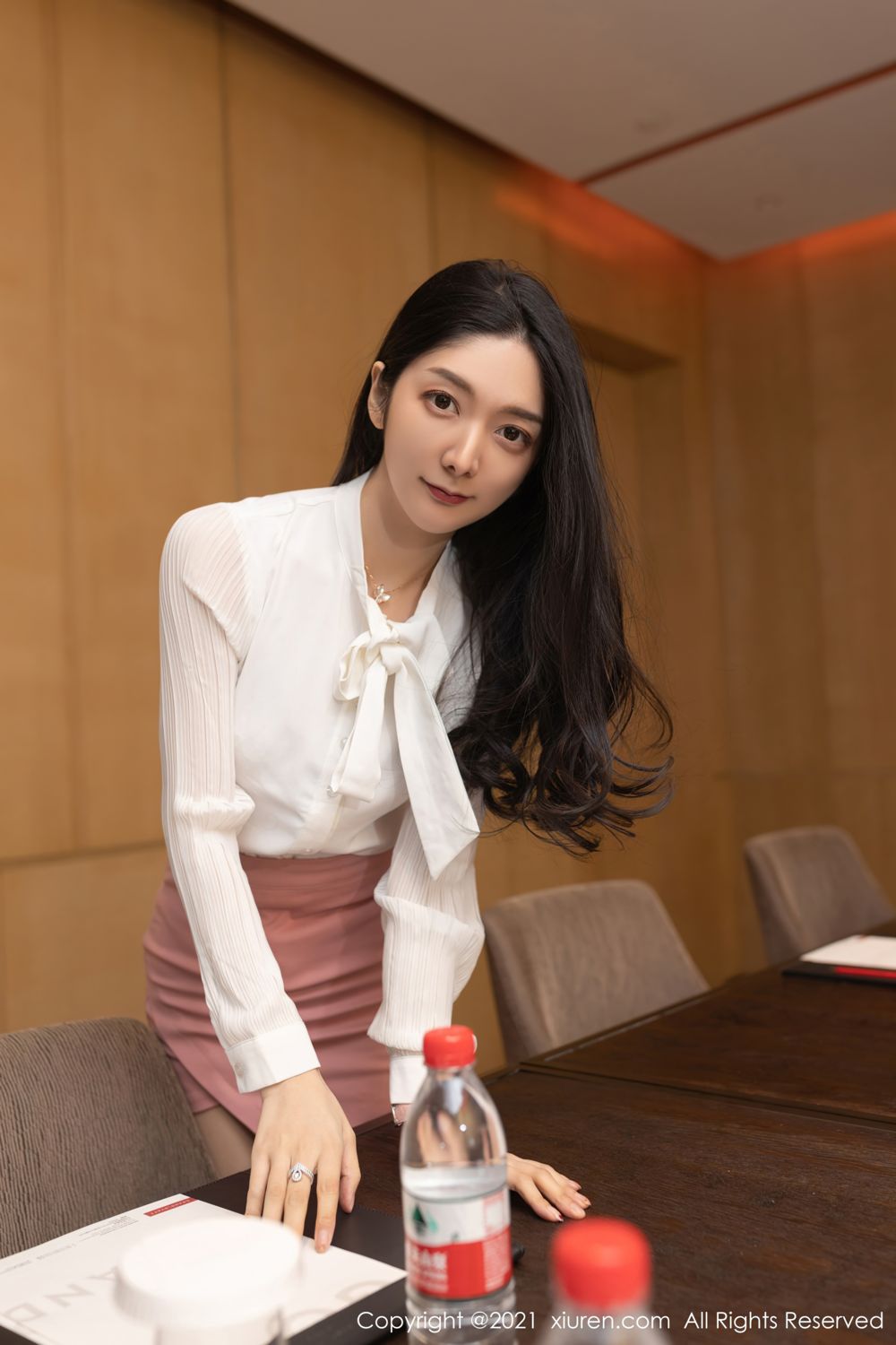 前进小姐姐小热巴 粉色细腻的职业装