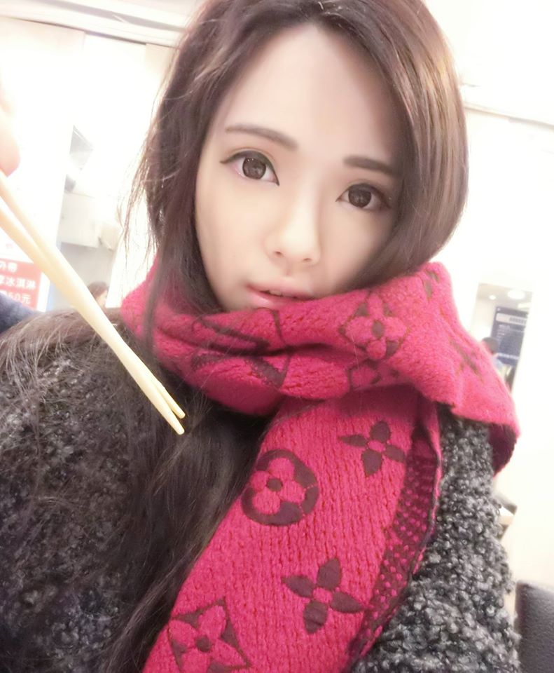 承容 神似混血儿五官立体的外拍美女