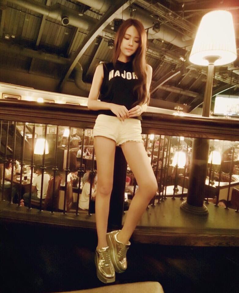 承容 神似混血儿五官立体的外拍美女