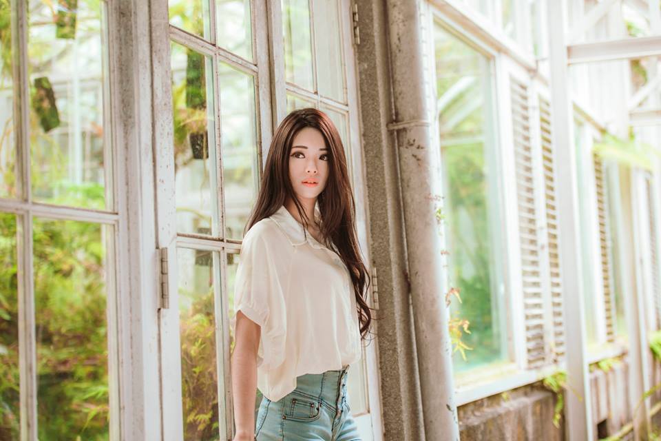 承容 神似混血儿五官立体的外拍美女