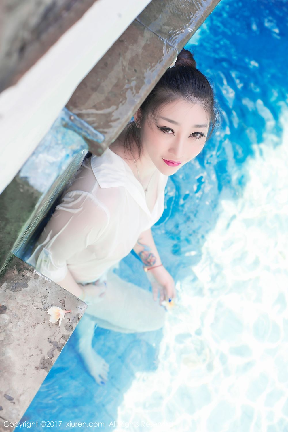 小柳岩妲己_Toxic 白衬衣湿身游泳