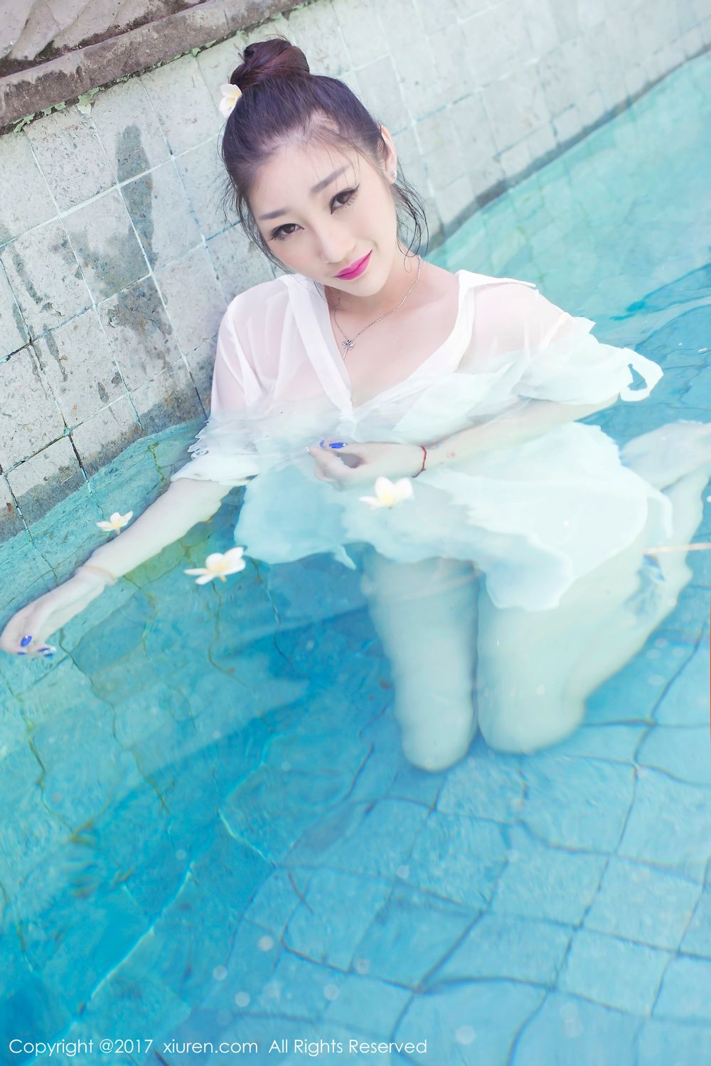 小柳岩妲己_Toxic 白衬衣湿身游泳