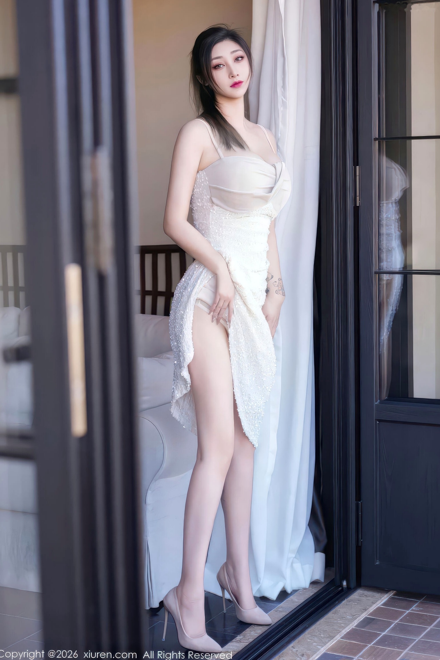 秀人网-11301-妲己_Toxic-白吊带连衣裙性感写真正片-居家私房绝美曲线-气质女神福利