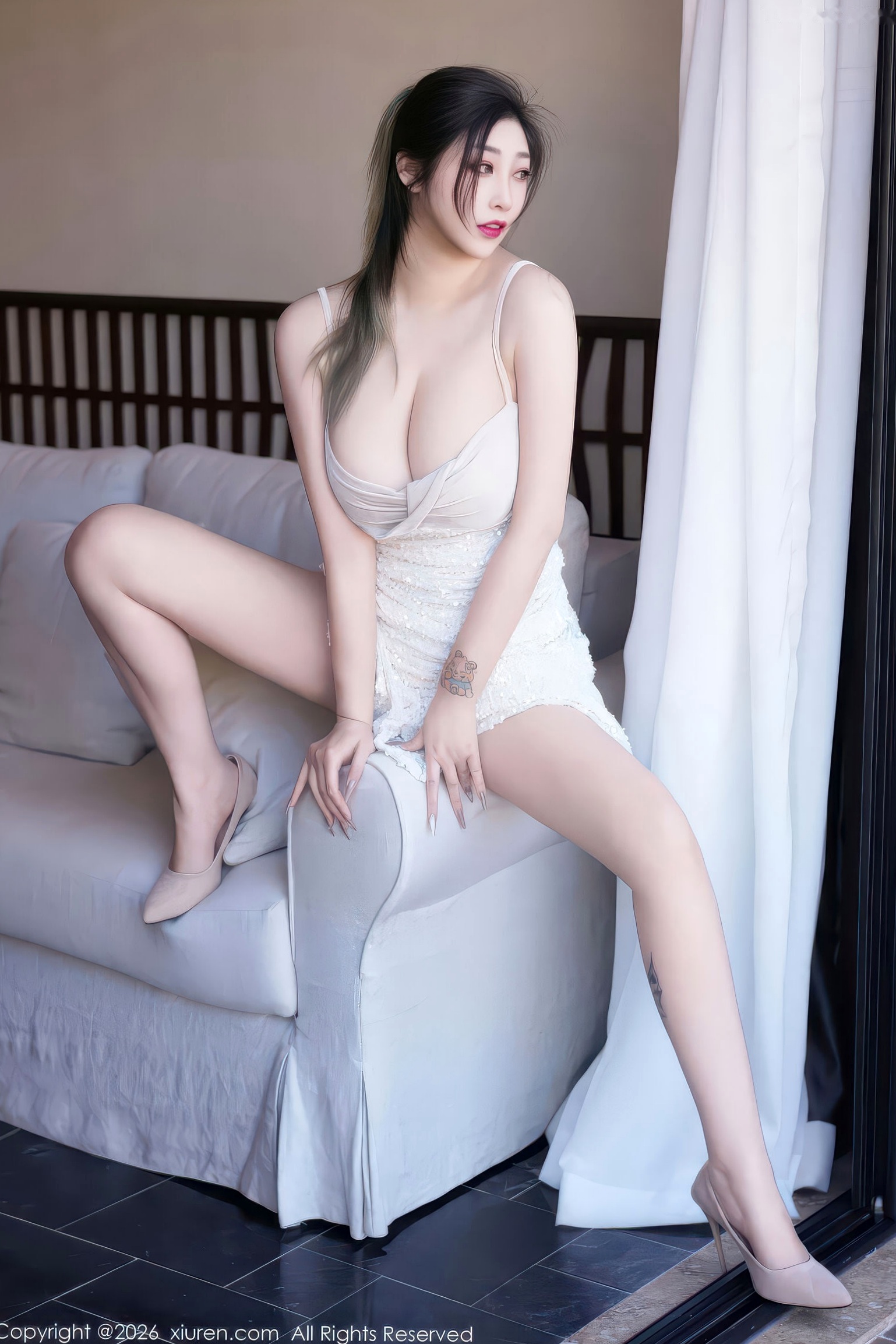 秀人网-11301-妲己_Toxic-白吊带连衣裙性感写真正片-居家私房绝美曲线-气质女神福利