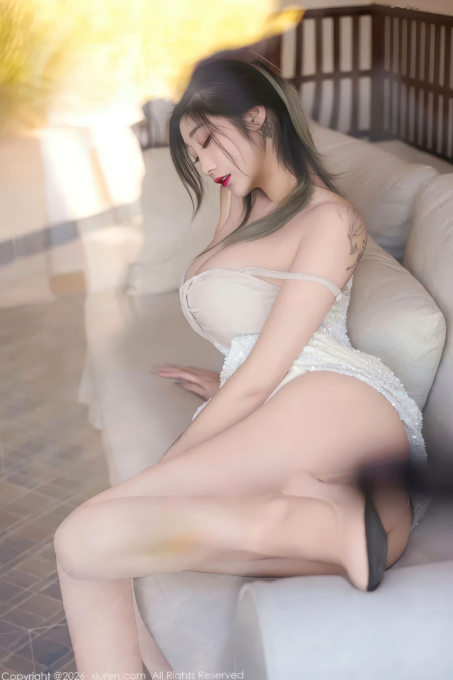 秀人网-11301-妲己_Toxic-白吊带连衣裙性感写真正片-居家私房绝美曲线-气质女神福利