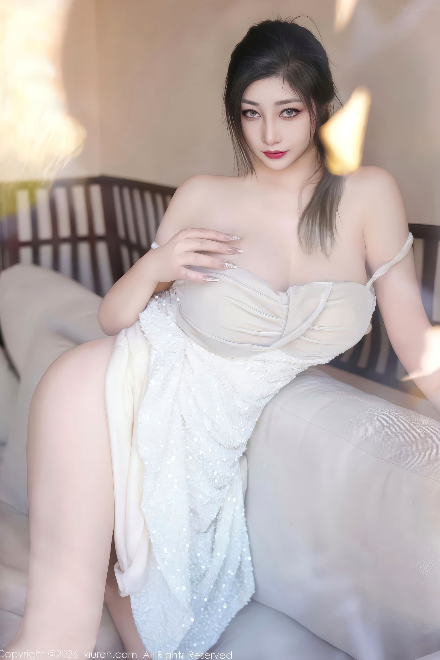 秀人网-11301-妲己_Toxic-白吊带连衣裙性感写真正片-居家私房绝美曲线-气质女神福利