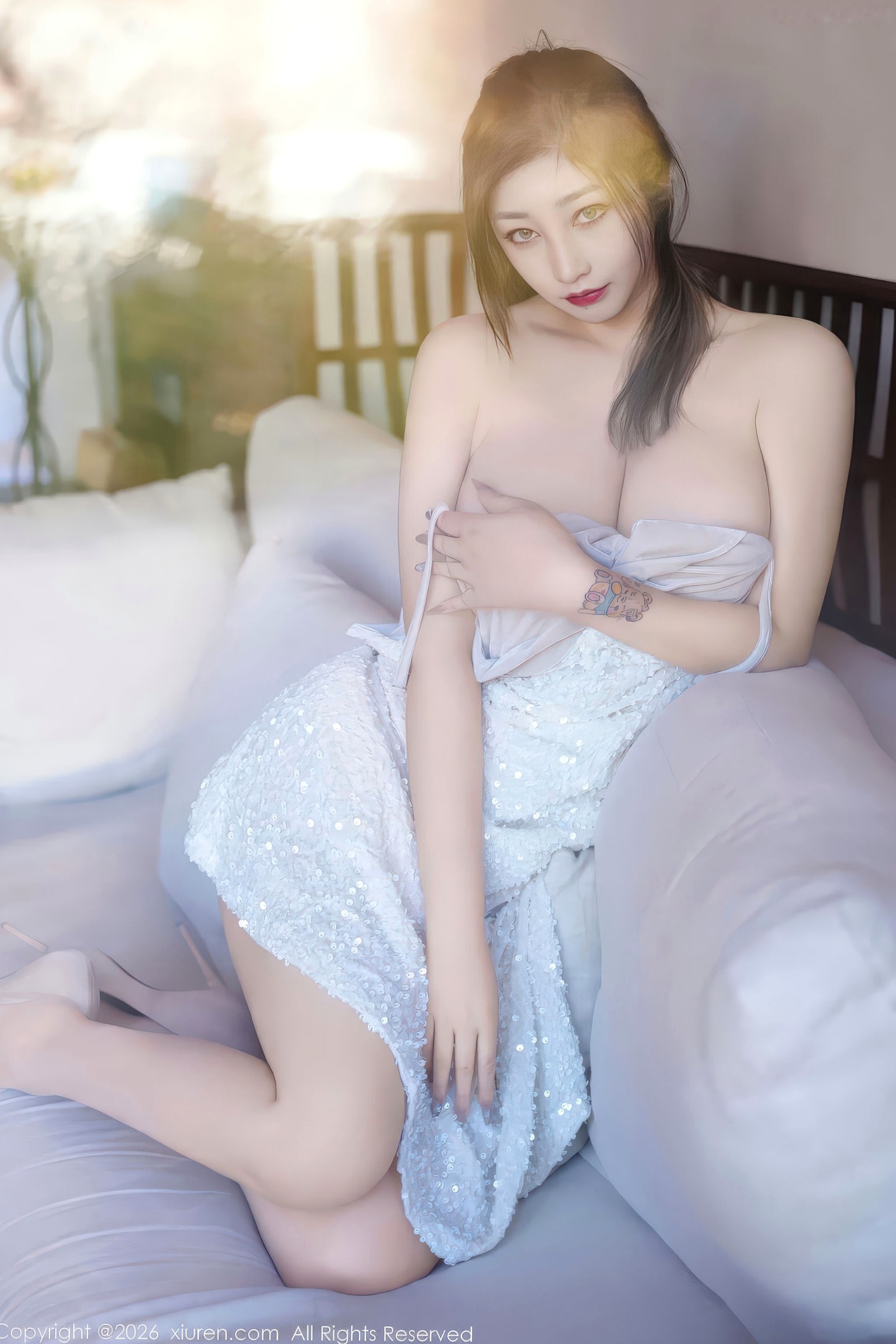 秀人网-11301-妲己_Toxic-白吊带连衣裙性感写真正片-居家私房绝美曲线-气质女神福利