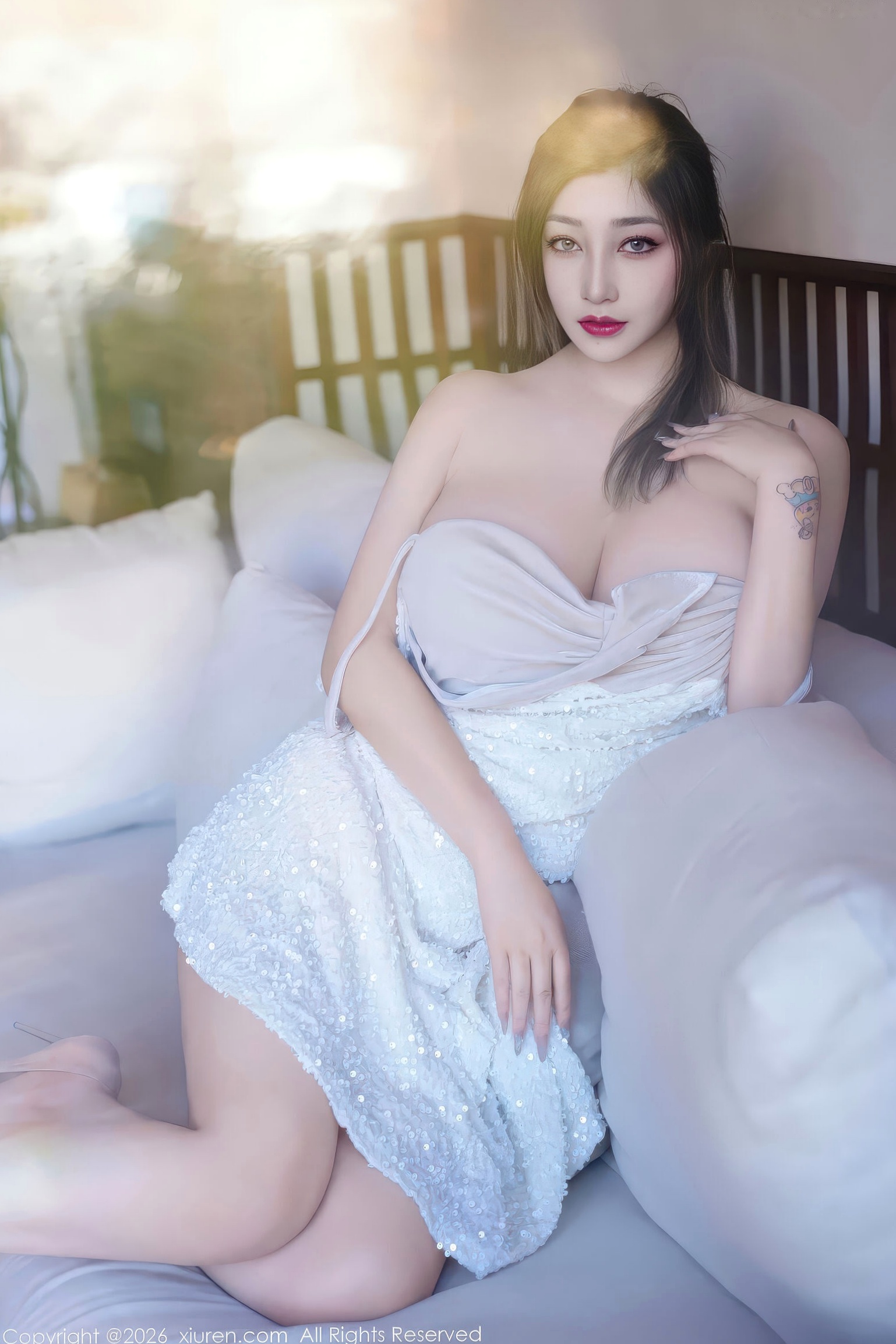 秀人网-11301-妲己_Toxic-白吊带连衣裙性感写真正片-居家私房绝美曲线-气质女神福利