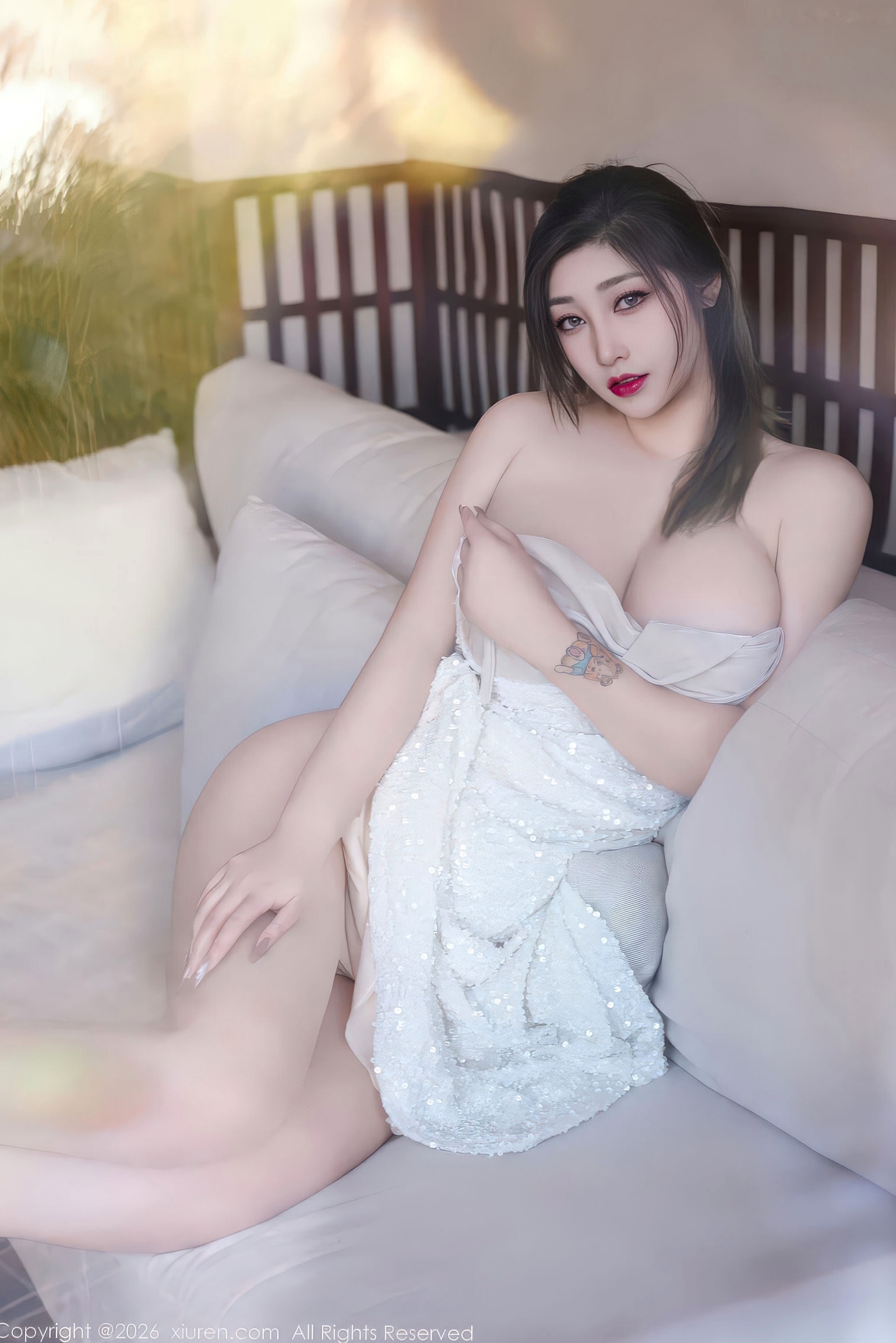 秀人网-11301-妲己_Toxic-白吊带连衣裙性感写真正片-居家私房绝美曲线-气质女神福利