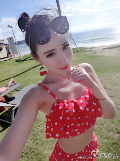 林奕Paulin 美腿车模诱惑写真图