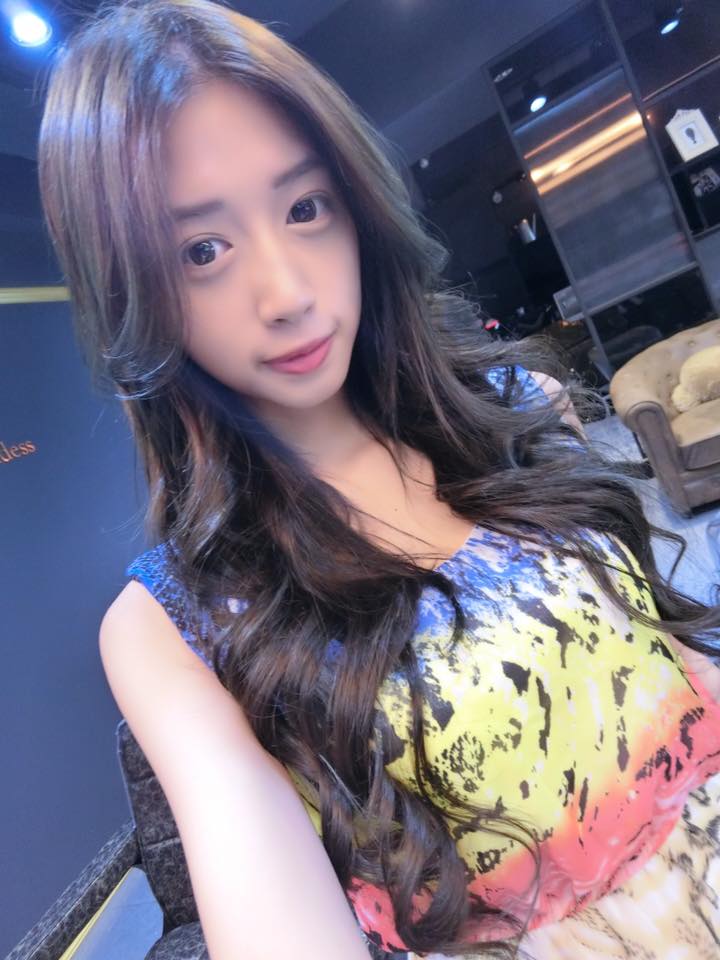 菜菜(林憶婷) 超长事业线让人惊艳