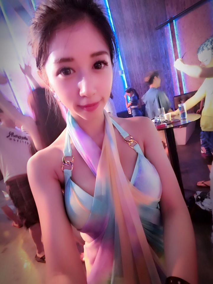 菜菜(林憶婷) 超长事业线让人惊艳