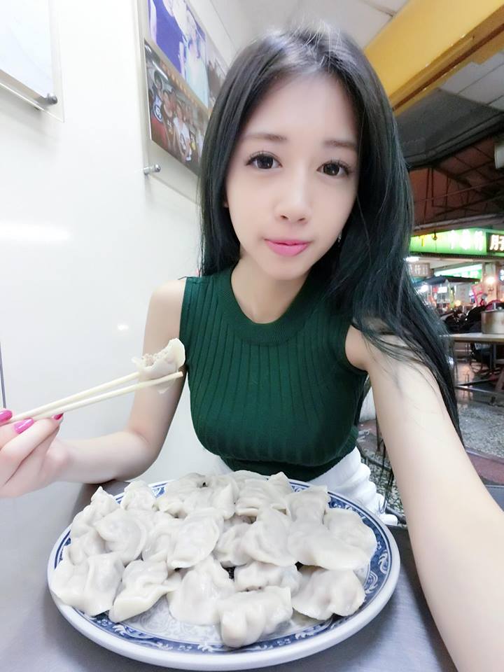 菜菜(林憶婷) 超长事业线让人惊艳
