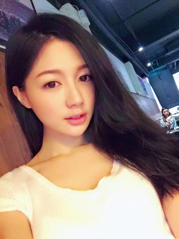 乐芙(简书予) 爆红神级正妹超萌还有好身材
