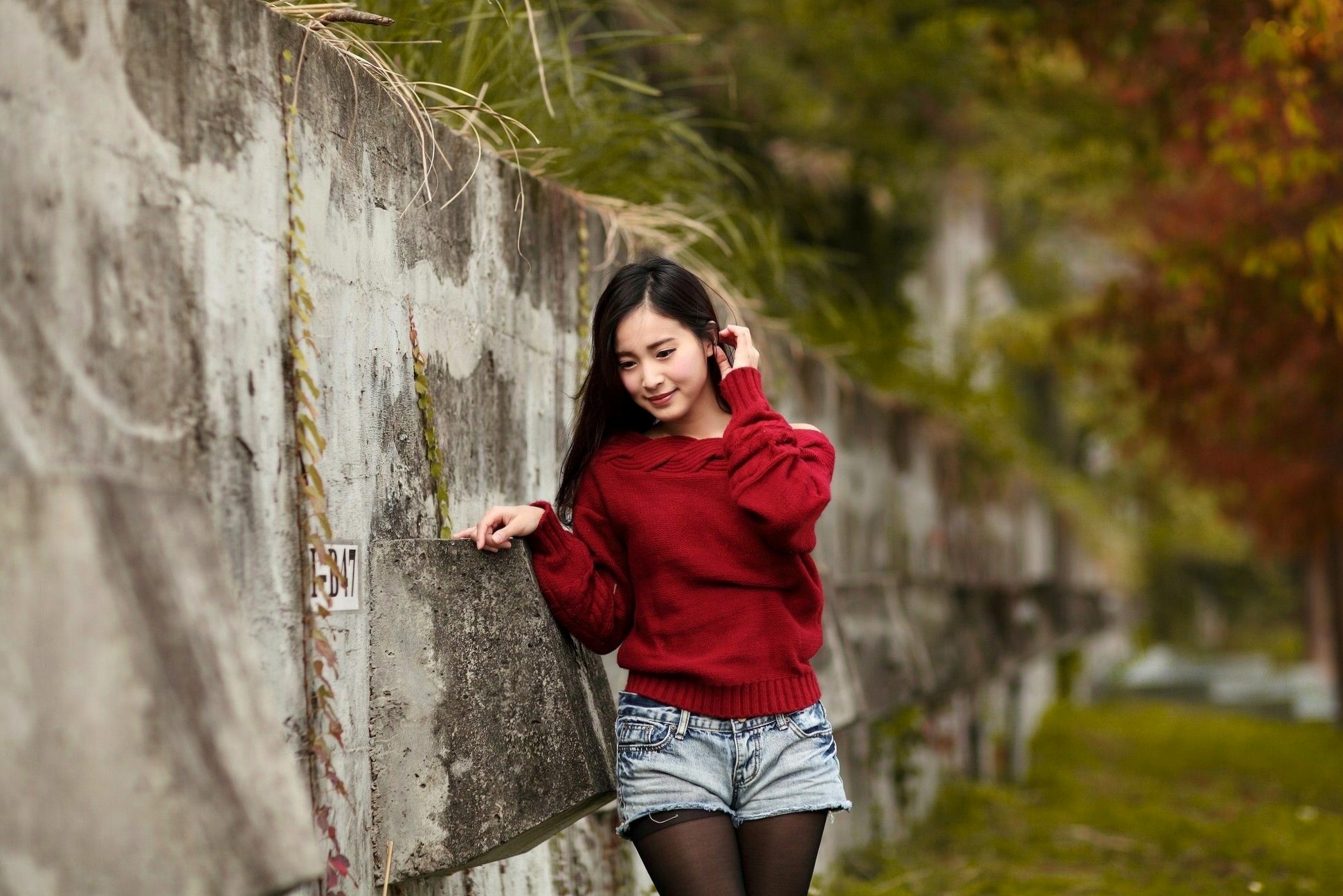 台湾正妹孟洁户外清新写真,露肩红毛衣配黑丝展现甜美邻家气质