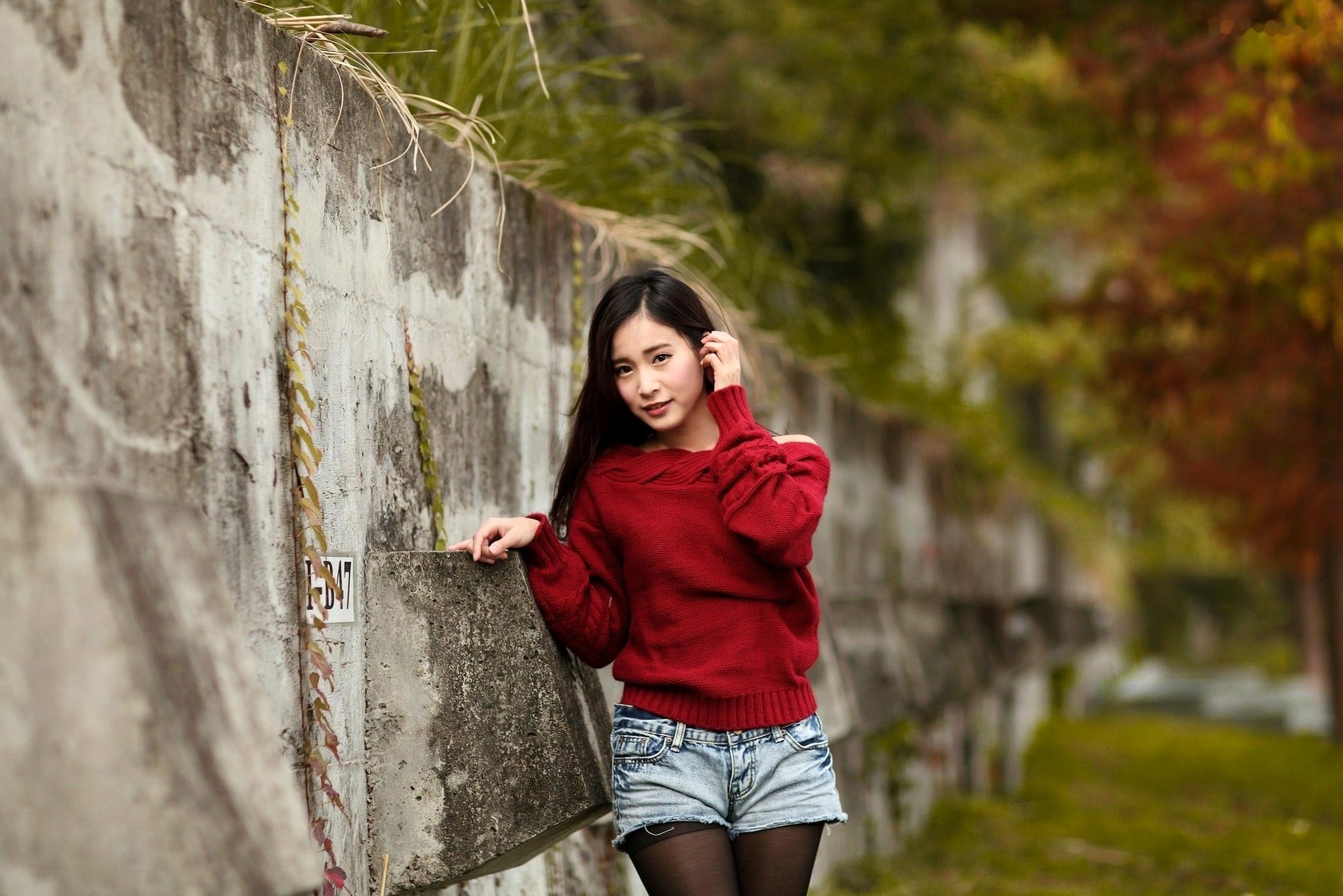 台湾正妹孟洁户外清新写真,露肩红毛衣配黑丝展现甜美邻家气质