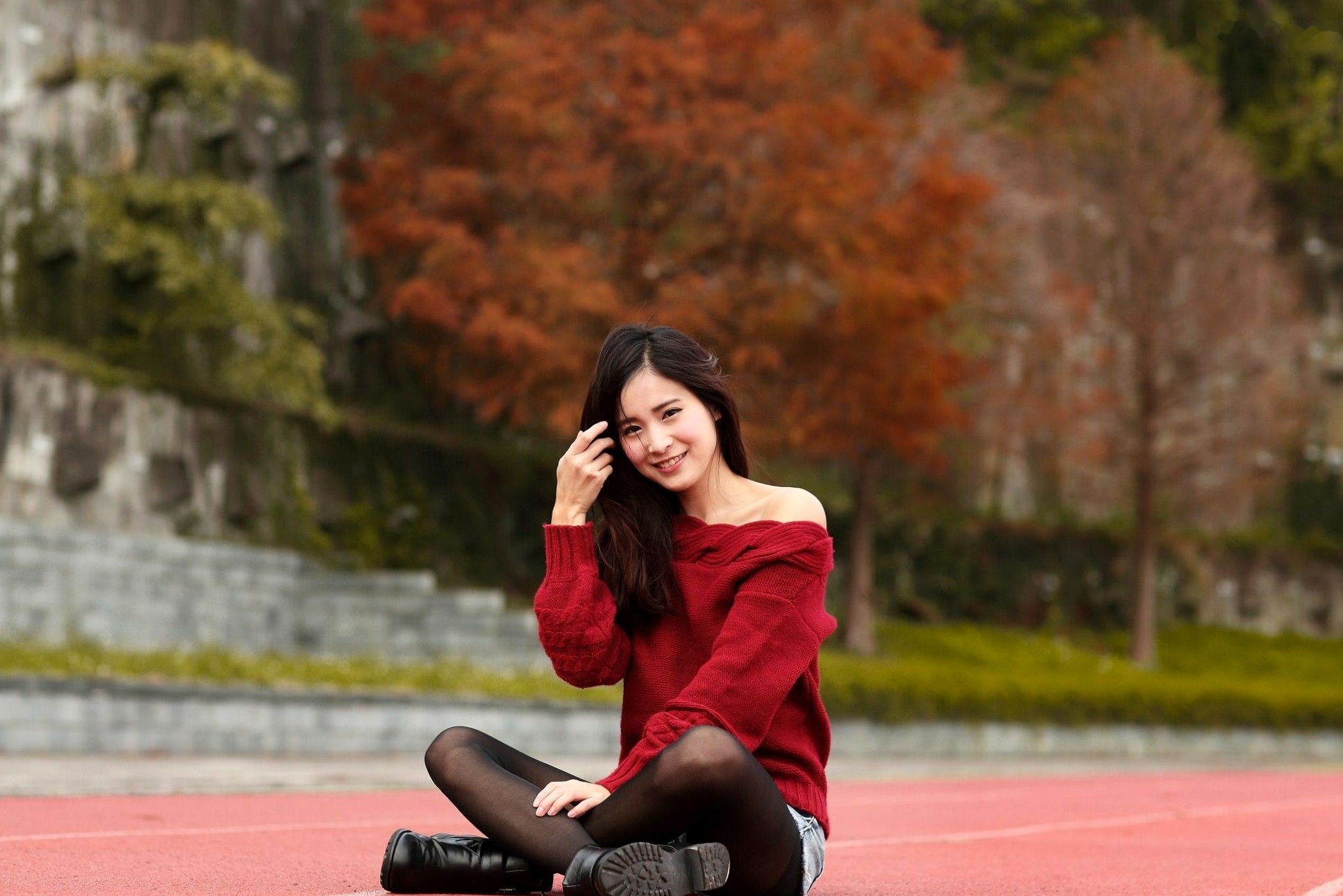 台湾正妹孟洁户外清新写真,露肩红毛衣配黑丝展现甜美邻家气质
