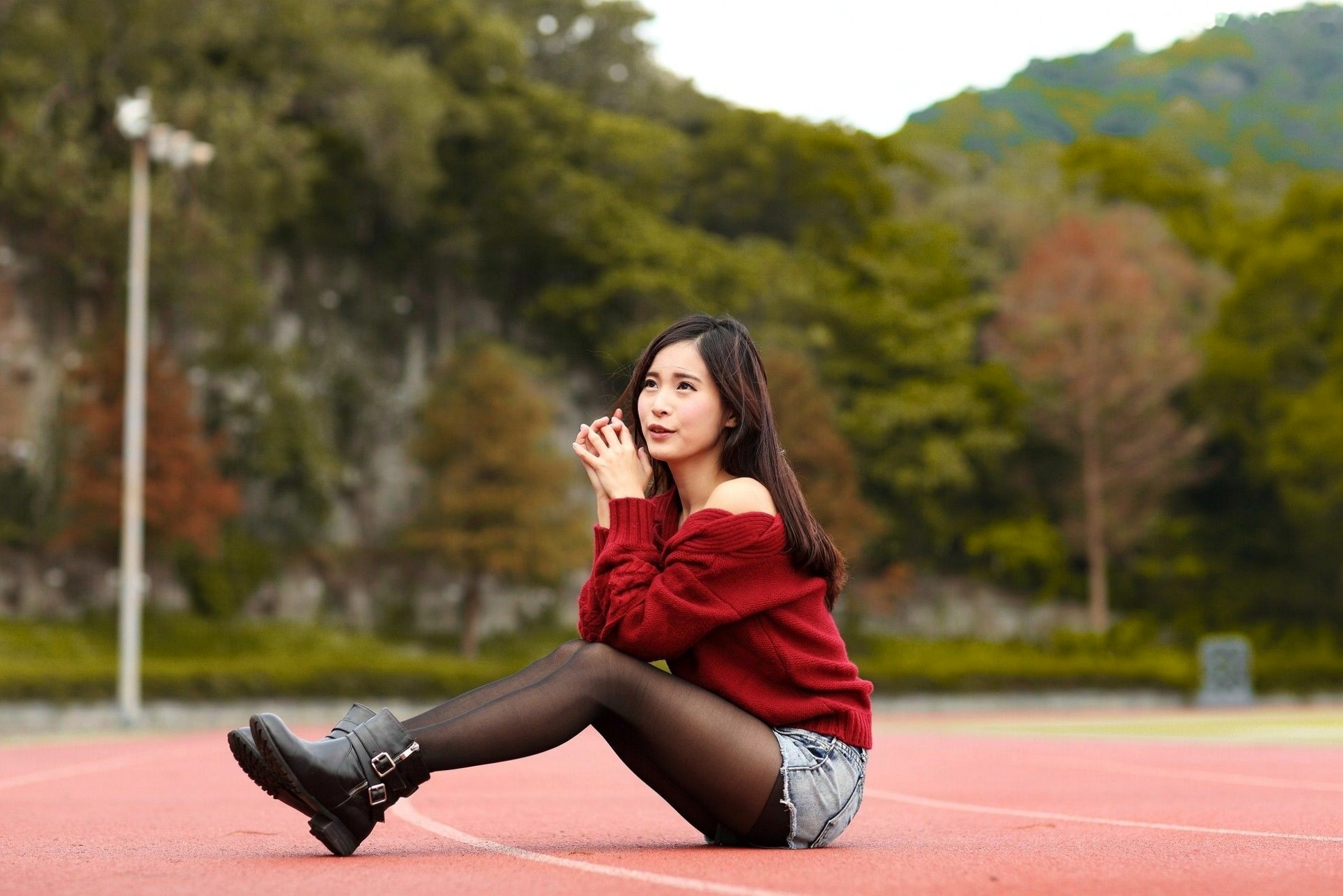 台湾正妹孟洁户外清新写真,露肩红毛衣配黑丝展现甜美邻家气质