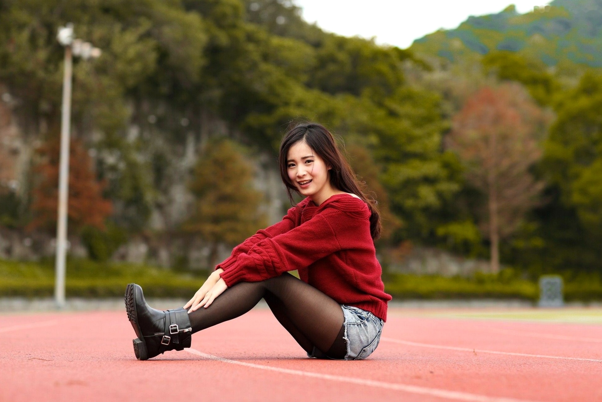 台湾正妹孟洁户外清新写真,露肩红毛衣配黑丝展现甜美邻家气质