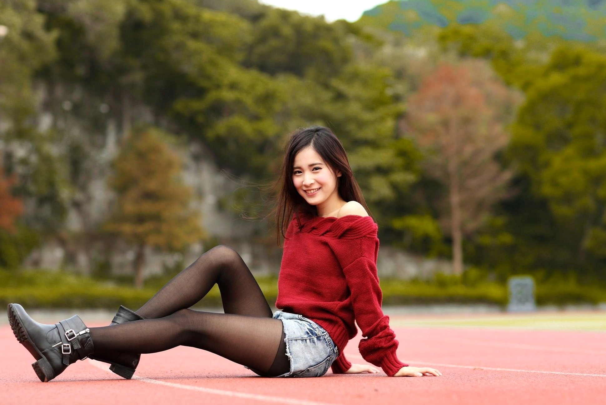 台湾正妹孟洁户外清新写真,露肩红毛衣配黑丝展现甜美邻家气质