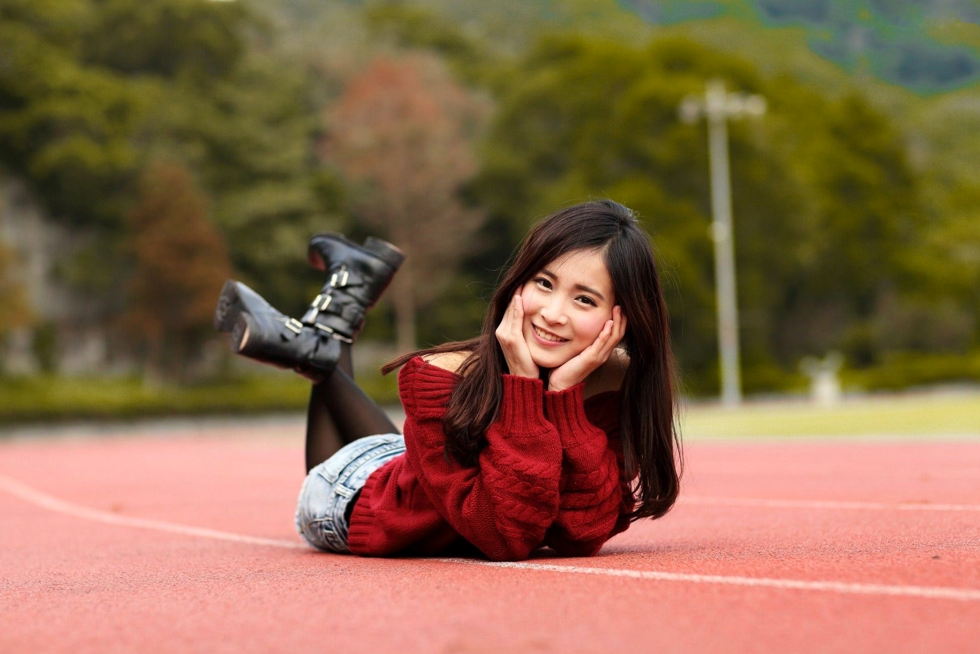 台湾正妹孟洁户外清新写真,露肩红毛衣配黑丝展现甜美邻家气质