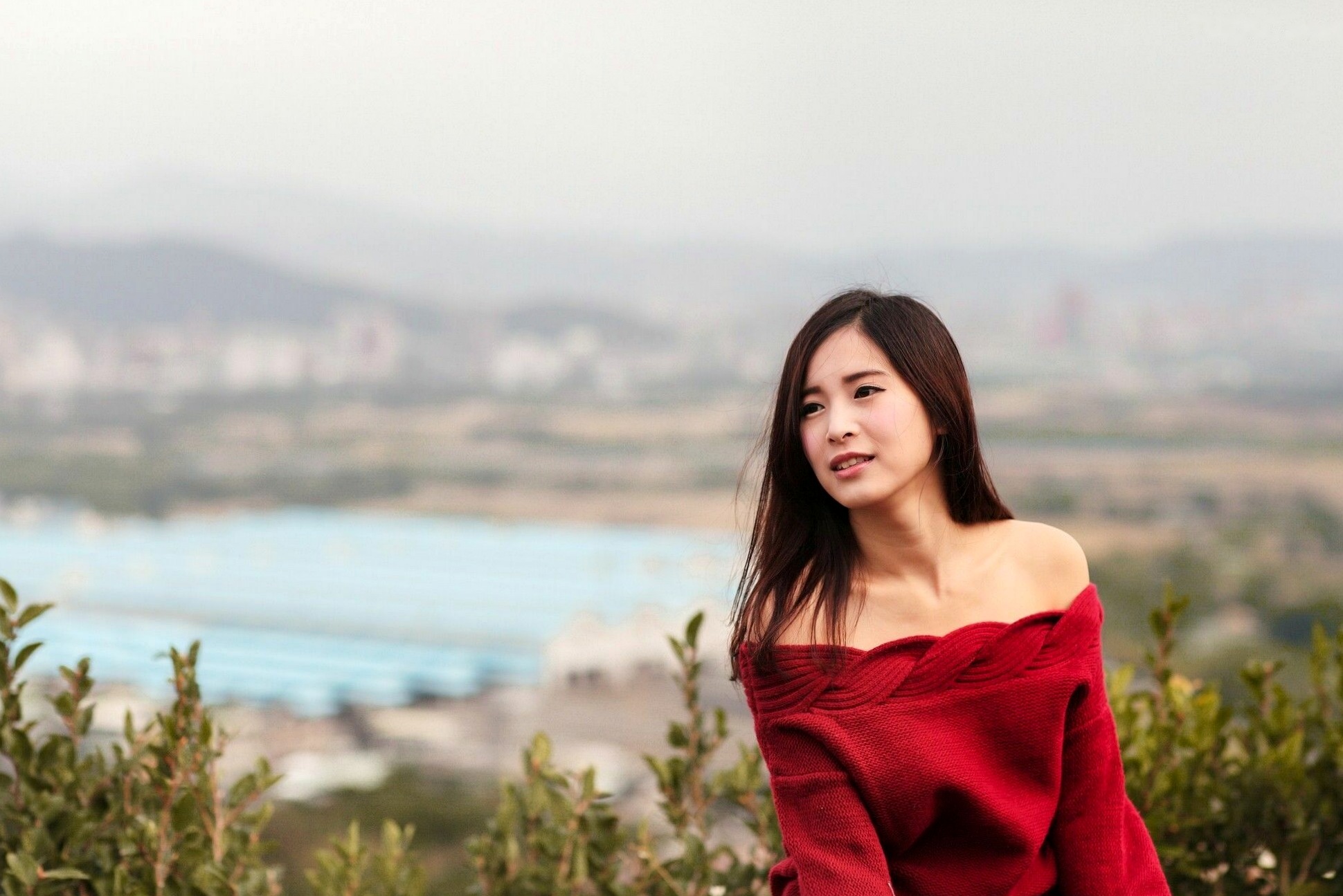 台湾正妹孟洁户外清新写真,露肩红毛衣配黑丝展现甜美邻家气质