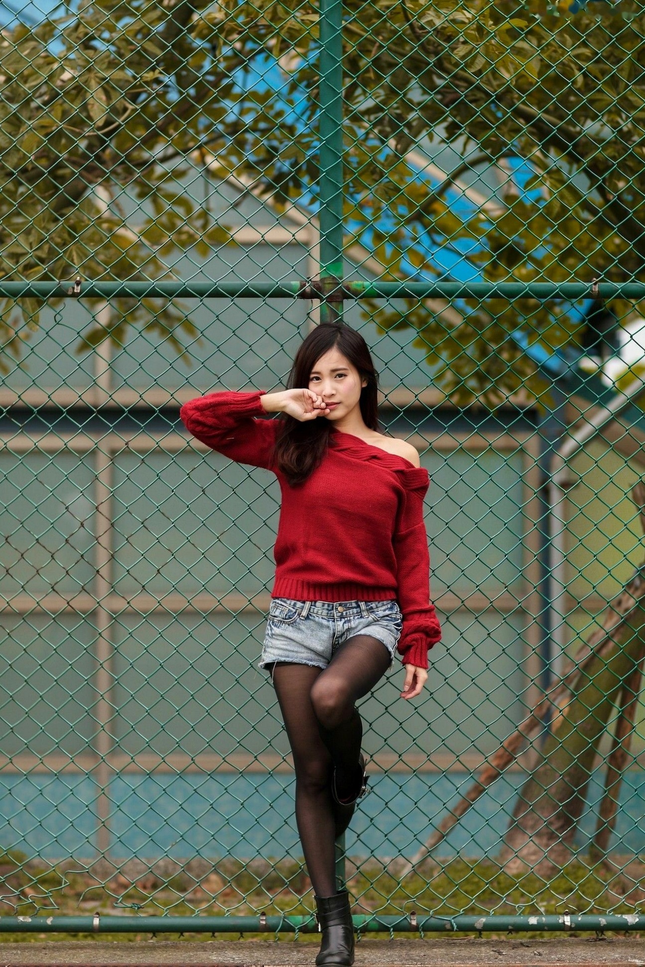 台湾正妹孟洁户外清新写真,露肩红毛衣配黑丝展现甜美邻家气质