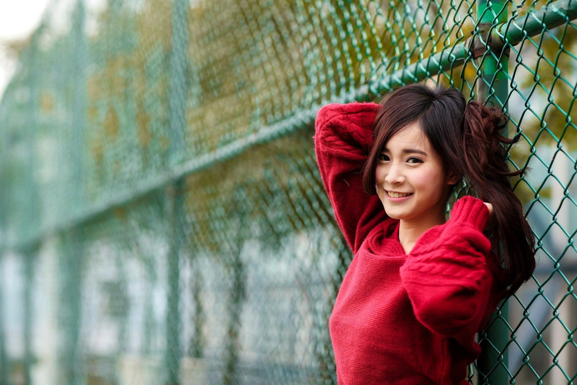 台湾正妹孟洁户外清新写真,露肩红毛衣配黑丝展现甜美邻家气质