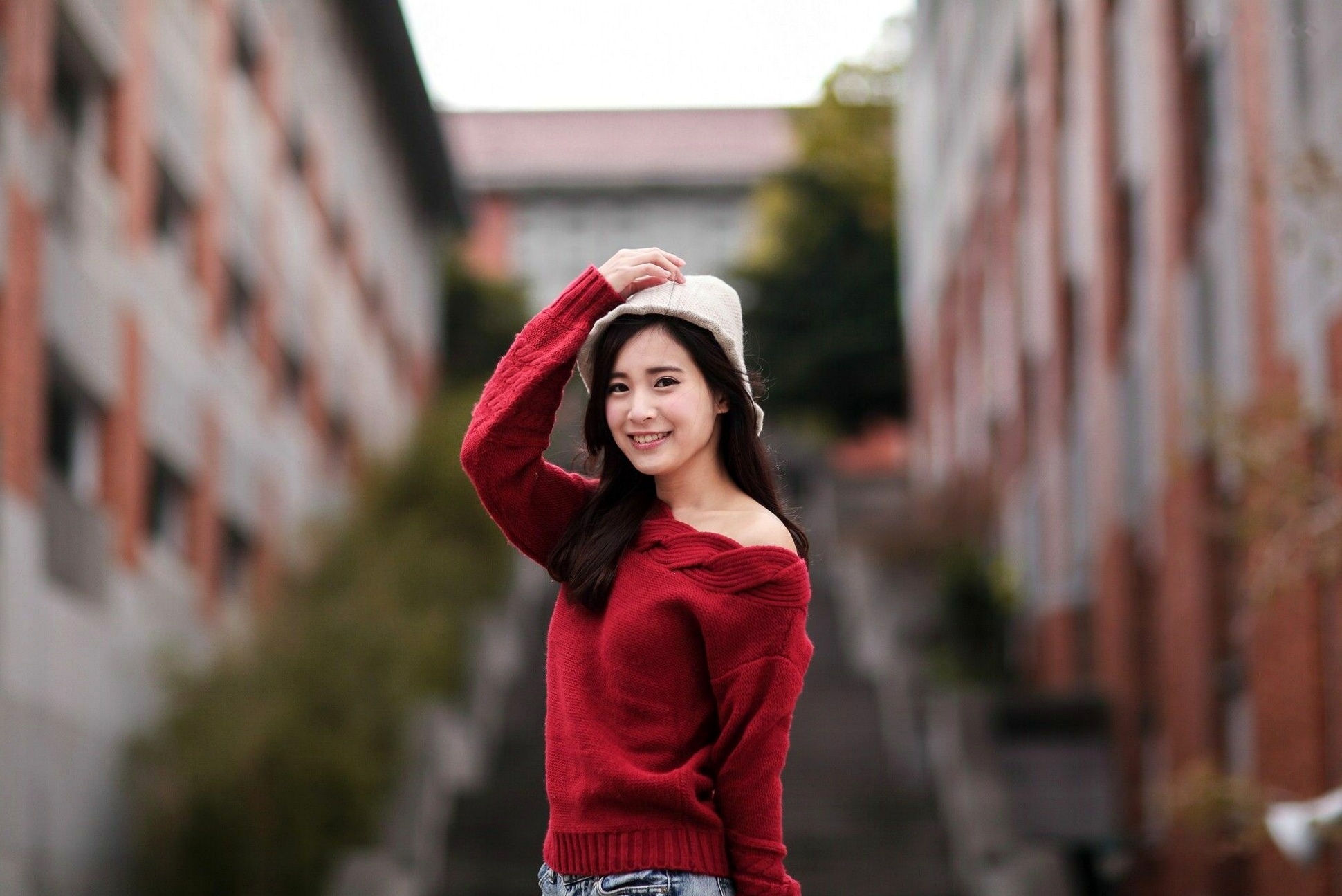台湾正妹孟洁户外清新写真,露肩红毛衣配黑丝展现甜美邻家气质