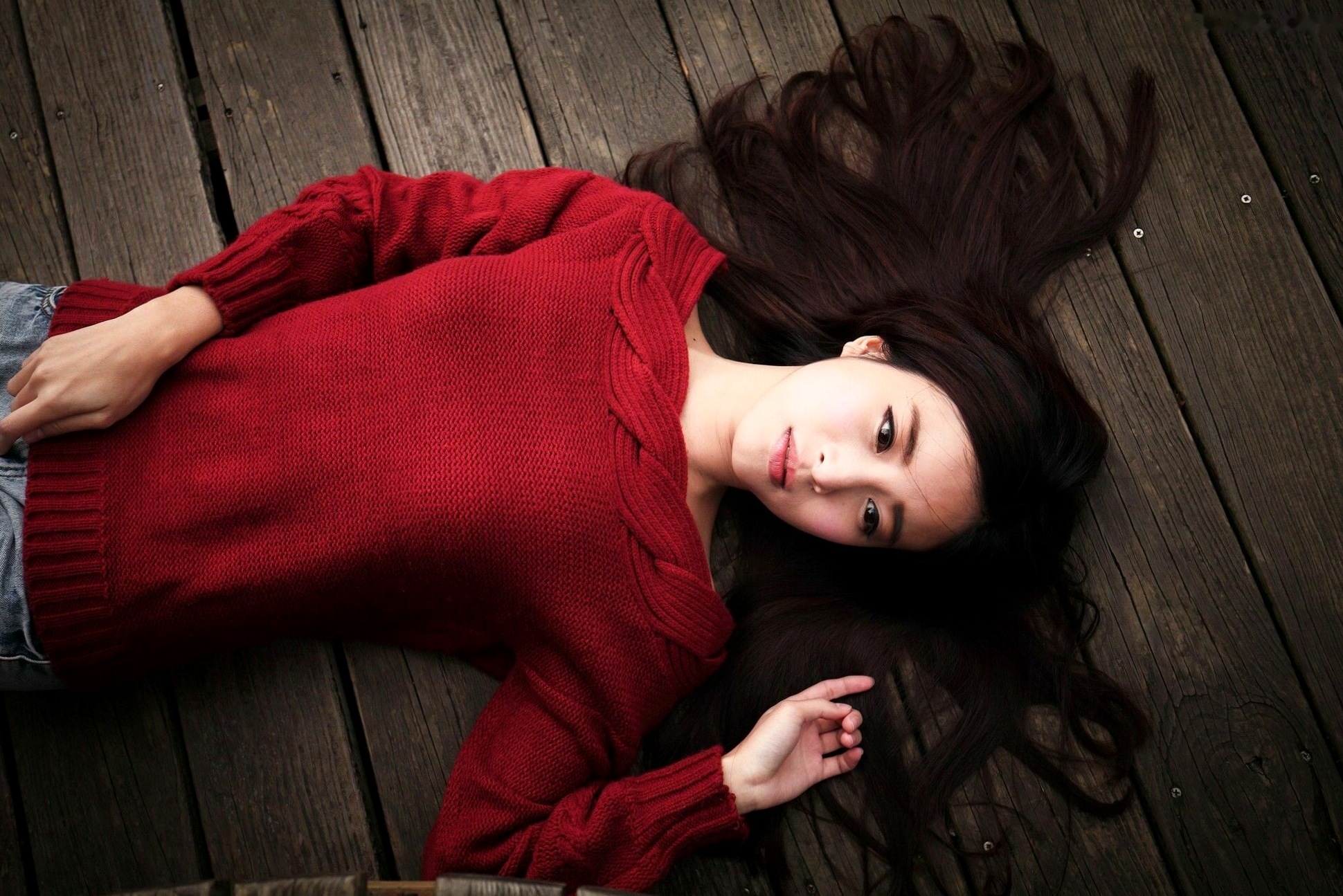 台湾正妹孟洁户外清新写真,露肩红毛衣配黑丝展现甜美邻家气质