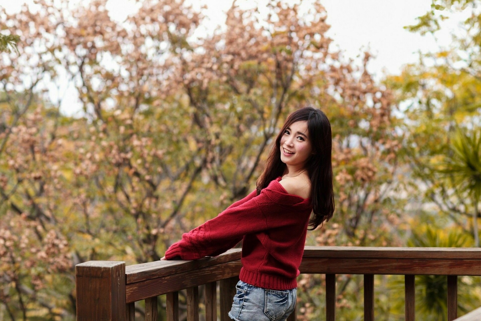 台湾正妹孟洁户外清新写真,露肩红毛衣配黑丝展现甜美邻家气质