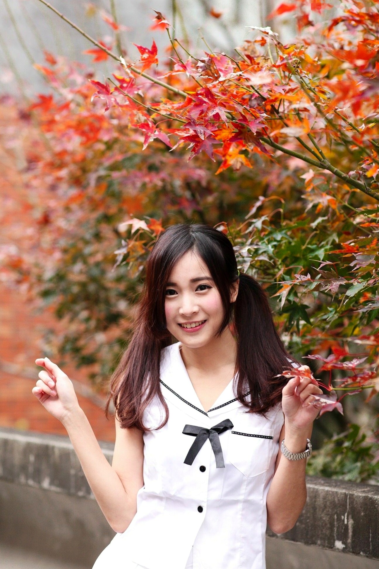 台湾正妹孟洁户外清新写真,露肩红毛衣配黑丝展现甜美邻家气质