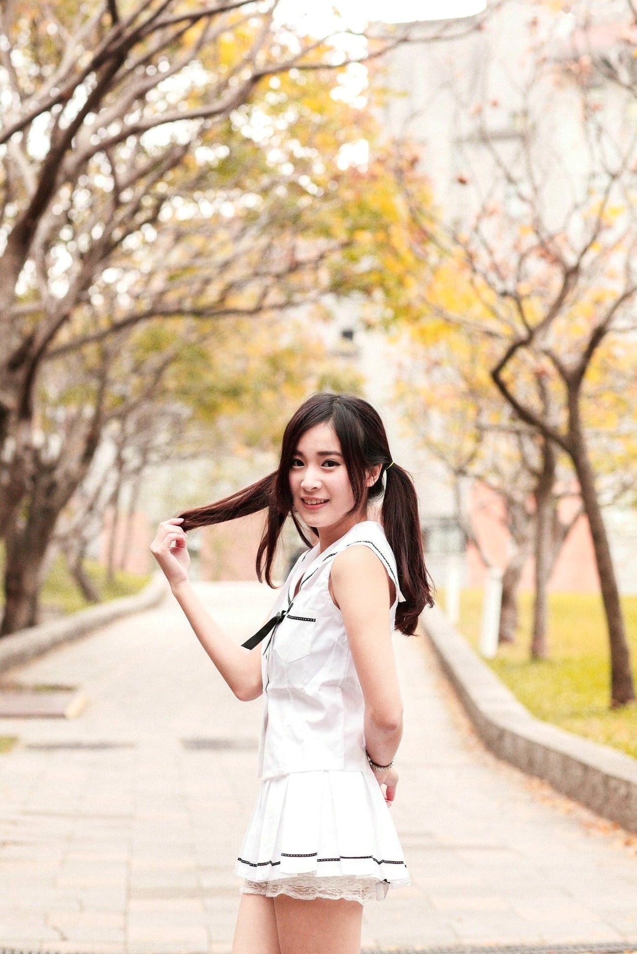 台湾正妹孟洁户外清新写真,露肩红毛衣配黑丝展现甜美邻家气质