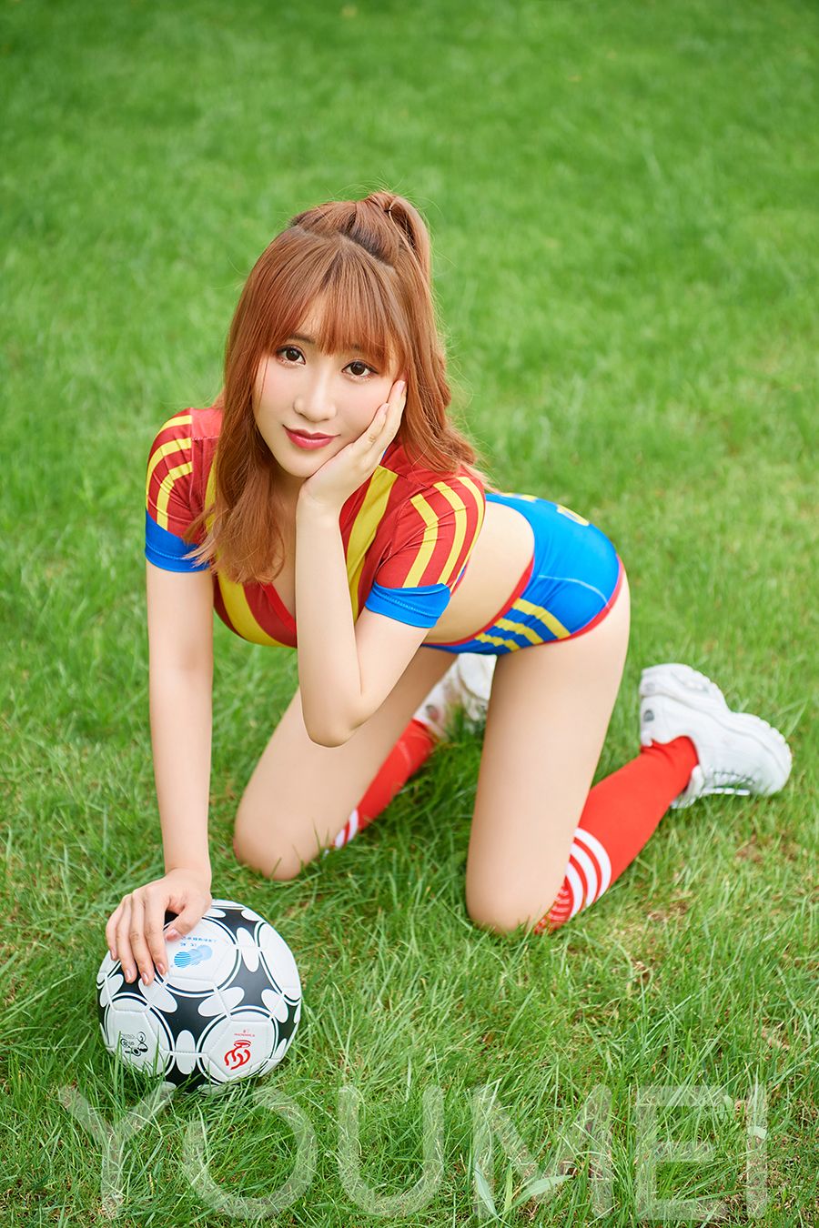 巨臀妖精谢芷馨 多彩的西班牙球服